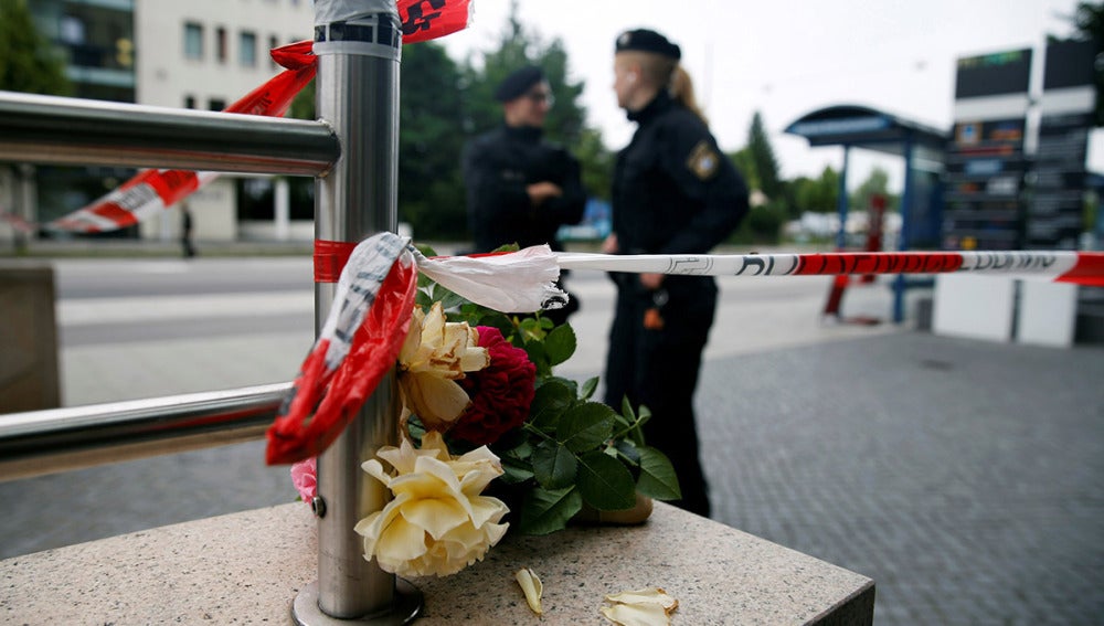 Un ramo de flores en homenaje a las víctimas del tiroteo en Múnich