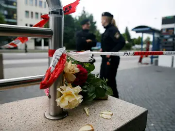 Un ramo de flores en homenaje a las víctimas del tiroteo en Múnich Un ramo de flores en homenaje a las víctimas del tiroteo en Múnich