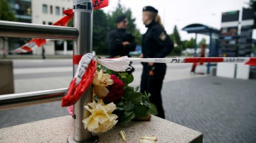 Un ramo de flores en homenaje a las víctimas del tiroteo en Múnich