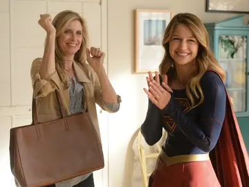 Llega de visita la madre de Kara y Alex Llega de visita la madre de Kara y Alex