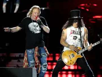 Guns N' Roses durante uno de sus conciertos Guns N' Roses durante uno de sus conciertos