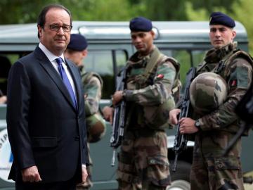  François Hollande visita el dispositivo militar antiterrorista Sentinelle en Vincennes, a las afueras de París.