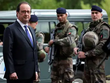 François Hollande visita el dispositivo militar antiterrorista Sentinelle en Vincennes, a las afueras de París. François Hollande visita el dispositivo militar antiterrorista Sentinelle en Vincennes, a las afueras de París.