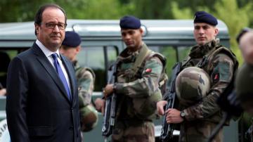  François Hollande visita el dispositivo militar antiterrorista Sentinelle en Vincennes, a las afueras de París.