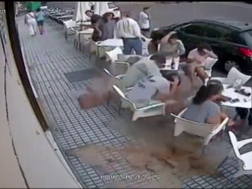 Frame 1.16726 de: La cornisa de un edificio se desprende sobre varias personas sentadas en la terraza de un bar