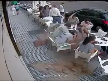 Frame 1.16726 de: La cornisa de un edificio se desprende sobre varias personas sentadas en la terraza de un bar Frame 1.16726 de: La cornisa de un edificio se desprende sobre varias personas sentadas en la terraza de un bar
