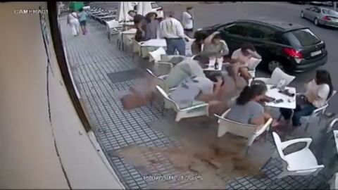 Frame 1.16726 de: La cornisa de un edificio se desprende sobre varias personas sentadas en la terraza de un bar