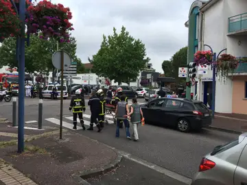 Inmediaciones de la iglesia de Saint Etienne du Rouvray durante la toma de rehenes. Inmediaciones de la iglesia de Saint Etienne du Rouvray durante la toma de rehenes.