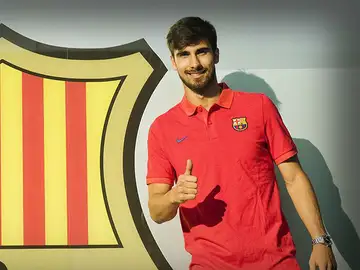 André Gomes posa en 'Can Barça' André Gomes posa en 'Can Barça'