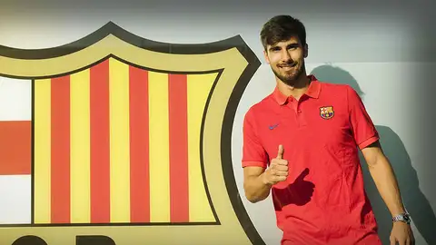 André Gomes posa en 'Can Barça' André Gomes posa en 'Can Barça'