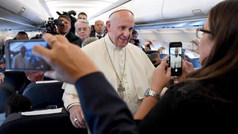 El Papa Francisco en el avi&oacute;n camino de Polonia