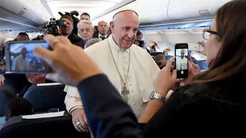 El Papa Francisco en el avión camino de Polonia El Papa Francisco en el avión camino de Polonia