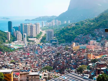 Las favelas están en las colinas y son muy peligrosas Las favelas están en las colinas y son muy peligrosas