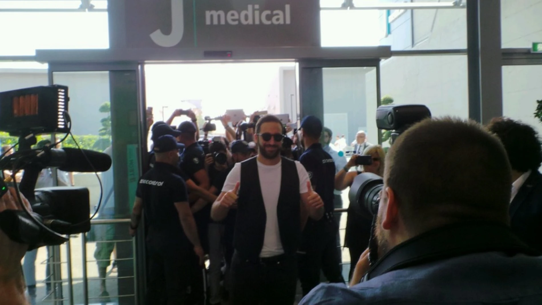 Gonzalo Higuaín, a su llegada a Turín Gonzalo Higuaín, a su llegada a Turín
