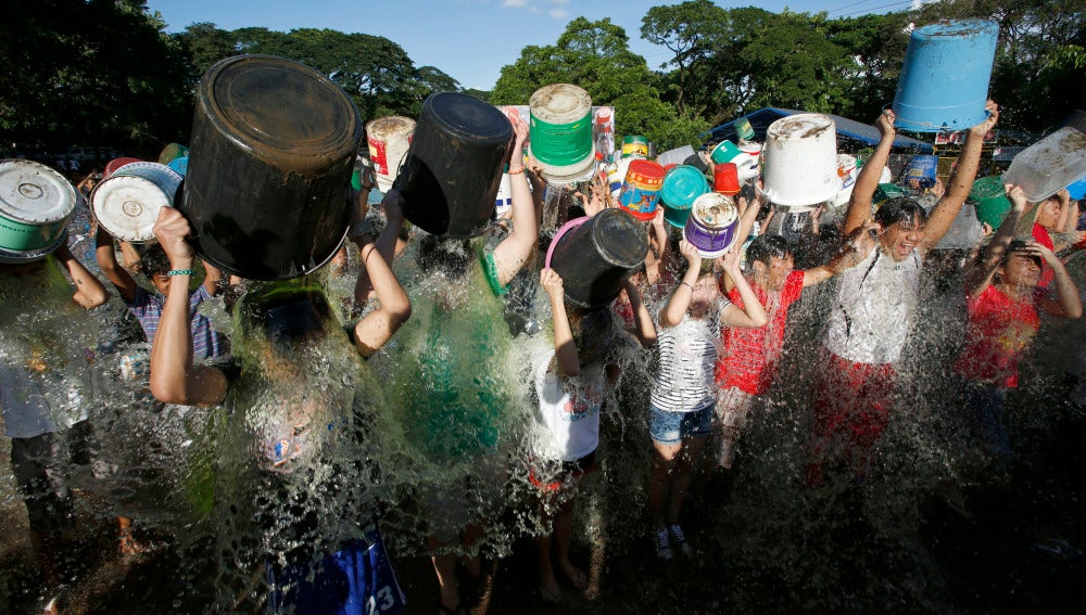 Decenas de personas realizando el reto 'Ice Bucket Challenge'