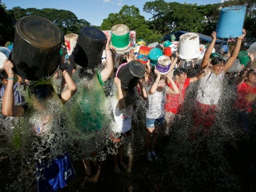 Decenas de personas realizando el reto 'Ice Bucket Challenge'