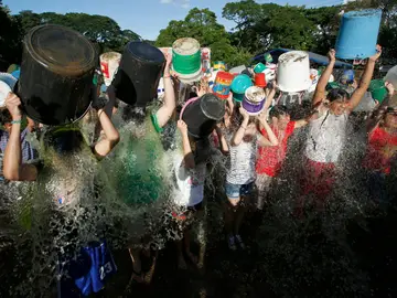 Decenas de personas realizando el reto 'Ice Bucket Challenge' Decenas de personas realizando el reto 'Ice Bucket Challenge'