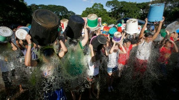 Decenas de personas realizando el reto 'Ice Bucket Challenge'