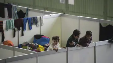 Un grupo de niños refugiados juega en una de las habitaciones de un albergue en Berlín Un grupo de niños refugiados juega en una de las habitaciones de un albergue en Berlín