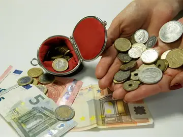 Monedas de euro y de pesetas de diferentes valores Monedas de euro y de pesetas de diferentes valores