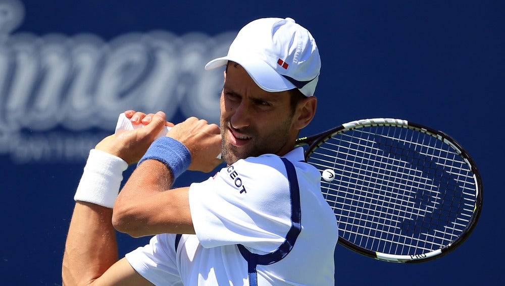 Novak Djokovic golpea la bola
