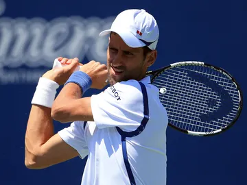 Novak Djokovic golpea la bola Novak Djokovic golpea la bola