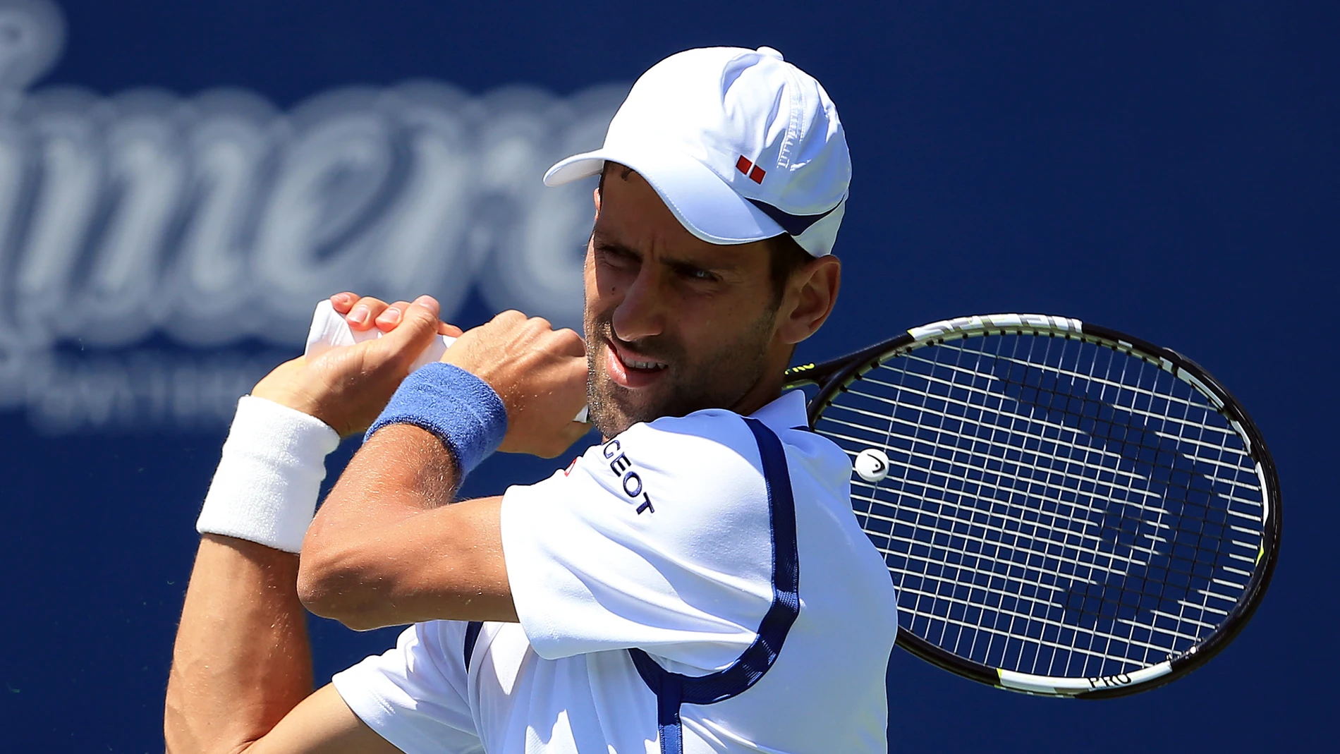 Novak Djokovic golpea la bola Novak Djokovic golpea la bola