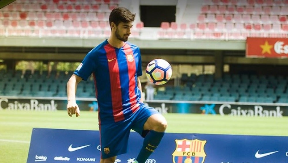 André Gomes da toques al balón en su presentación en el Camp Nou