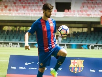 André Gomes da toques al balón en su presentación en el Camp Nou