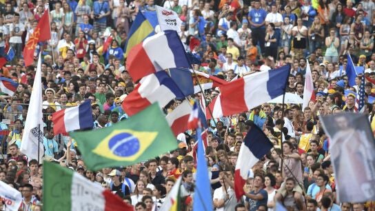 Varios peregrinos durante la santa misa inaugural de la XXXI Jornada Mundial de la Juventud (JMJ) en Cracovia, Polonia.