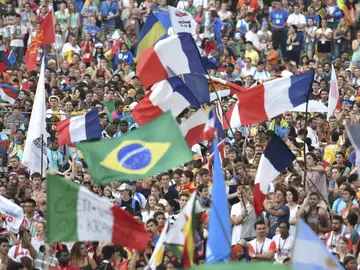 Varios peregrinos durante la santa misa inaugural de la XXXI Jornada Mundial de la Juventud (JMJ) en Cracovia, Polonia. Varios peregrinos durante la santa misa inaugural de la XXXI Jornada Mundial de la Juventud (JMJ) en Cracovia, Polonia.