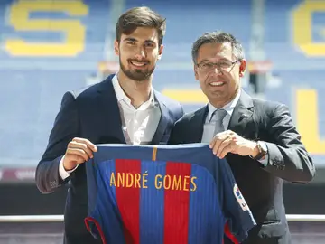 André Gomes posa con la camiseta del Barcelona junto a Bartomeu André Gomes posa con la camiseta del Barcelona junto a Bartomeu