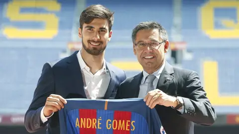 André Gomes posa con la camiseta del Barcelona junto a Bartomeu André Gomes posa con la camiseta del Barcelona junto a Bartomeu