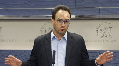 El PSOE y Unidos Podemos promoverán la reprobación de Pastor si no convoca un pleno para que acuda De Guindos