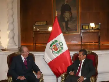 Don Juan Carlos en su encuentro con Ollanta Humala, presidente saliente de Perú Don Juan Carlos en su encuentro con Ollanta Humala, presidente saliente de Perú
