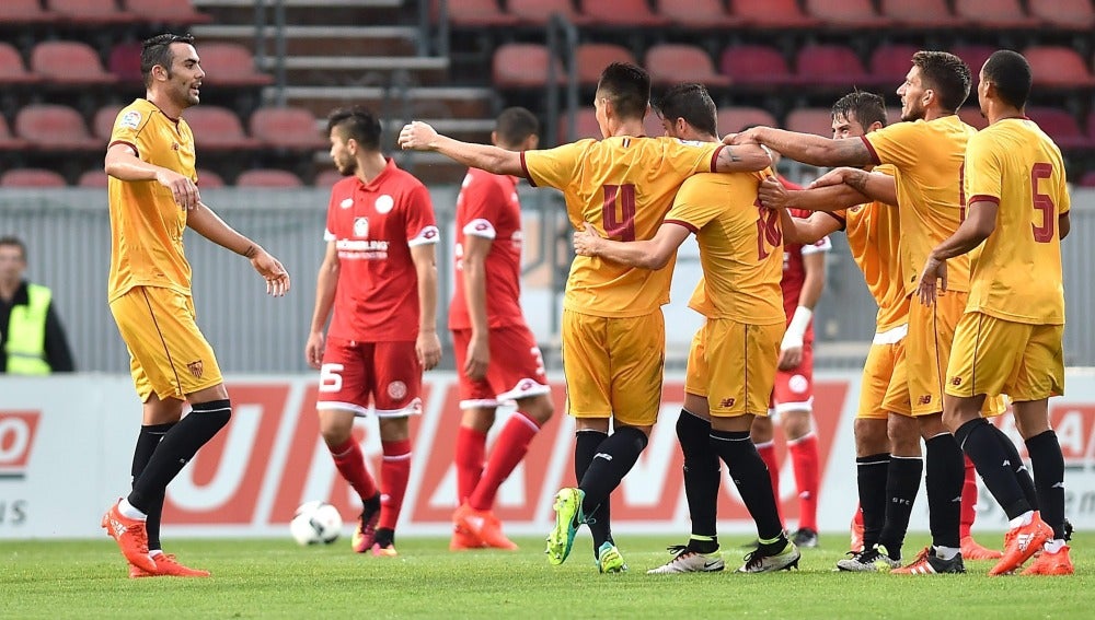 Los jugadores del Sevilla celebran el gol ante el Mainz