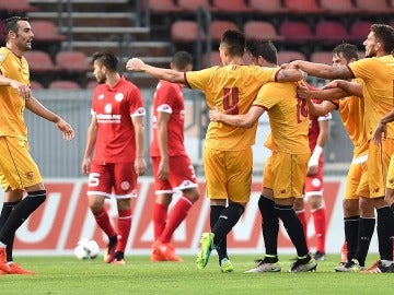 Los jugadores del Sevilla celebran el gol ante el Mainz