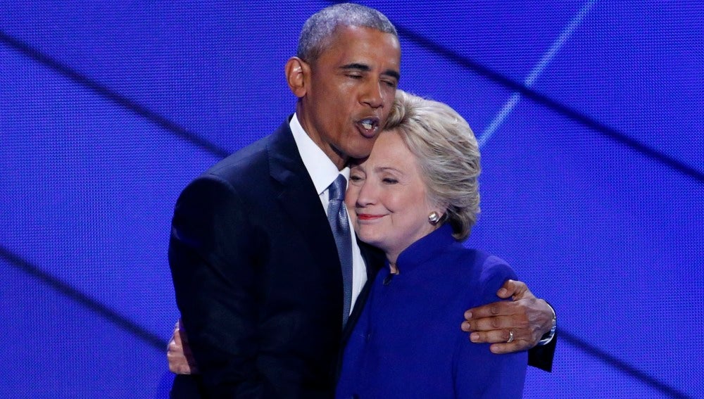 Barack Obama abraza a Hillary Clinton en una convención del partido.