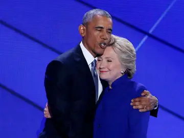 Barack Obama abraza a Hillary Clinton en una convención del partido. Barack Obama abraza a Hillary Clinton en una convención del partido.