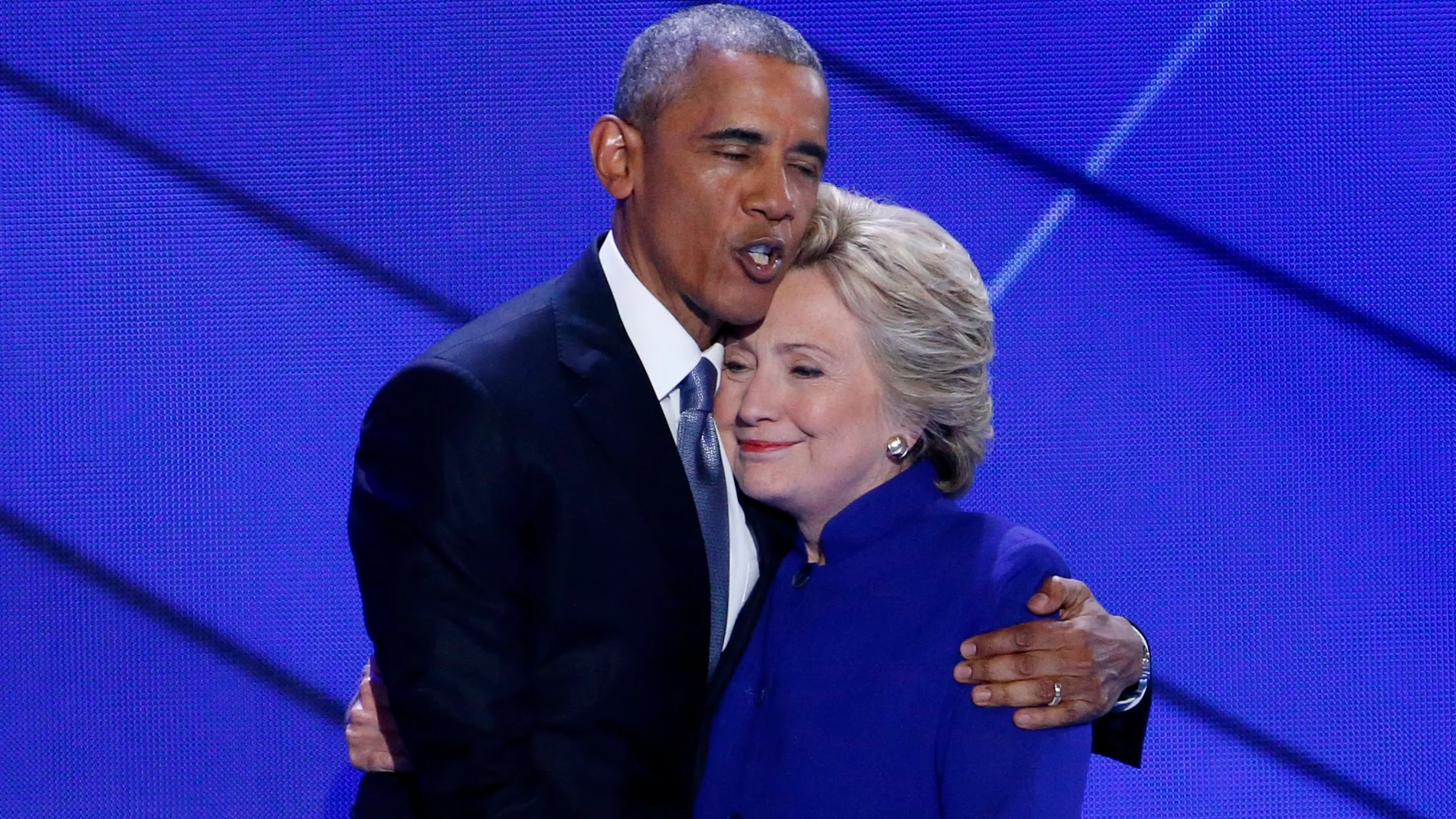Barack Obama abraza a Hillary Clinton en una convención del partido. Barack Obama abraza a Hillary Clinton en una convención del partido.
