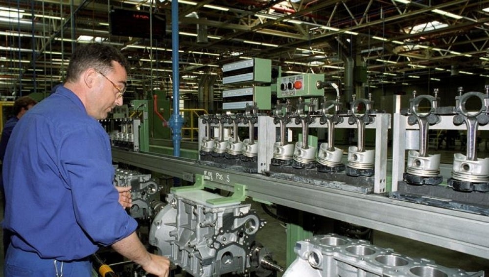 Un operario trabaja en la cadena de montaje de la fábrica Ford de Almusafes