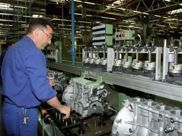 Un operario trabaja en la cadena de montaje de la fábrica Ford de Almusafes