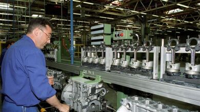 El Gobierno plantea a sindicatos y patronal una subida del salario mínimo del 8%