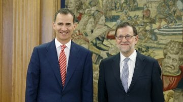 Mariano Rajoy junto al Rey Felipe VI