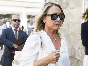 La viuda de Camilo José Cela, la periodista Marina Castaño, a su llegada al juzgado de Padrón La viuda de Camilo José Cela, la periodista Marina Castaño, a su llegada al juzgado de Padrón