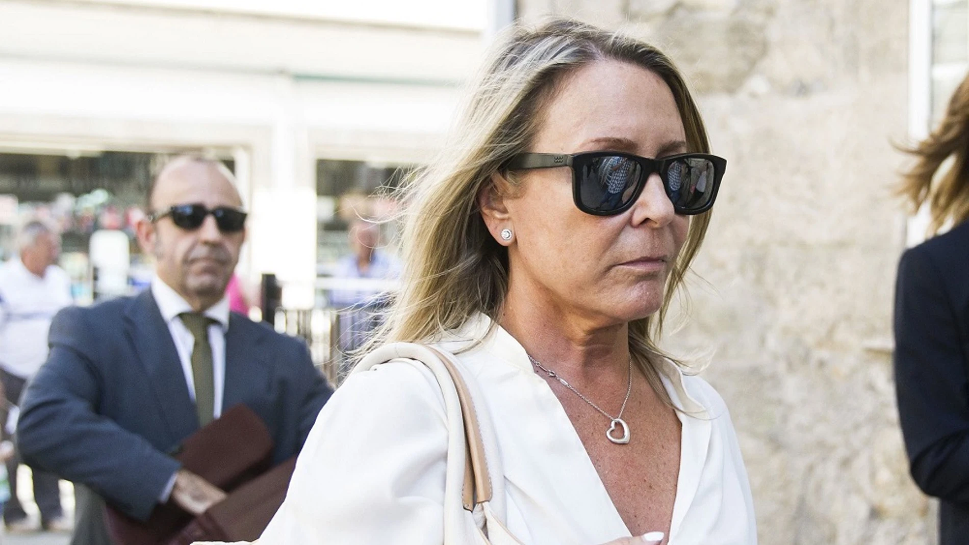 La viuda de Camilo José Cela, la periodista Marina Castaño, a su llegada al juzgado de Padrón La viuda de Camilo José Cela, la periodista Marina Castaño, a su llegada al juzgado de Padrón