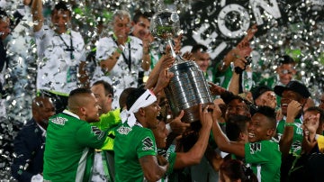 Los jugadores de Nacional de Medellín levantan la Copa Libertadores