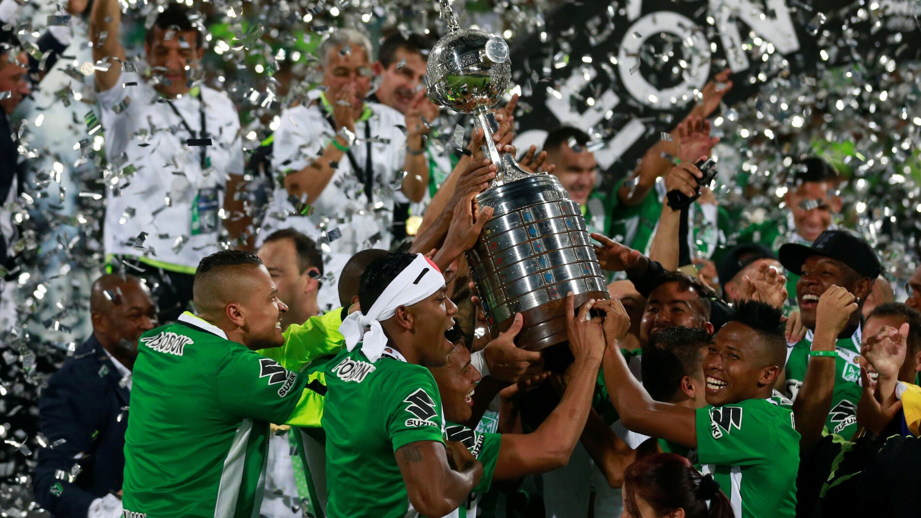 Los jugadores de Nacional de Medell&iacute;n levantan la Copa Libertadores