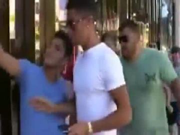 Cristiano empujando a un fan que quería un 'selfie' en Berverly Hills Cristiano empujando a un fan que quería un 'selfie' en Berverly Hills