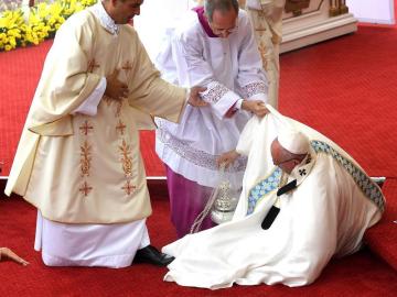 Aparatosa caída del papa Francisco.